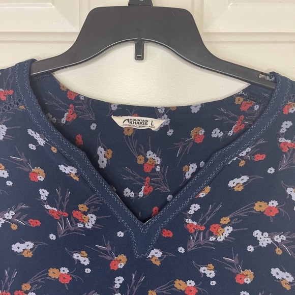 Mountain khaki floral v neck long sleeve top. - Picture 4 of 7